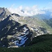 Vista verso nord, con il M. Gleno (m 2.883, un’altra bella cima da fare…) a sx e il Rif. Tagliaferri nella depressione a dx.