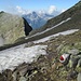 Discesa effettuata prima dell’arrivo delle nubi di condensazione, con vista sul Pizzo Tornone sormontato dal un caratteristico ometto di pietra; raggiunto l’intaglio visibile in centro foto, il sentiero scende a destra percorrendo la pietraia vista in precedenza.
