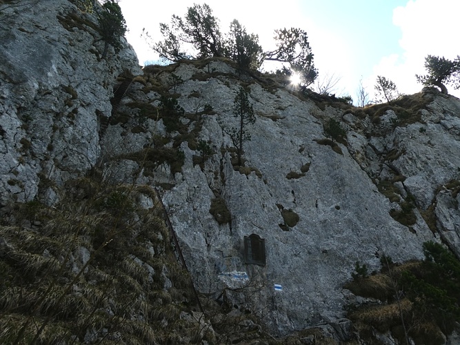 zur Felswand, welche mittels der beiden... [hikr.org]