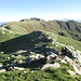 Sul versante opposto, tutta la cresta che percorrerò per arrivare al Monte Stabbiello; in centro foto spunta il Pizzo Camoghè.