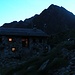 La notte avvolge il rifugio