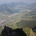 Schwyz und der Beginn des Rot Grätli. Im Orinigalgrösse ist in der besonnten Flanke die Wegspur erkennbar.