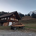 Start in Springebode: die Holzfuhre steht bereit, aber wo ist der Schnee? Rechts der Ochse, über dem Haus das Tschipparällehore