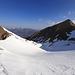 Ankunft auf dem Mäggisserehore NW-Grat: Blick über die untere N-Flanke zurück zum Ochse (links) und voraus zum Tschipparällehore (rechts) mit seiner weitgehend ausgeaperten W-Flanke (das Couloir führt zum grossen Schneefeld unter dem SSW-Grat), dazwischen die Stockhornkette