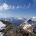 Joggers High auf dem Mäggisserehore: ankommende TrailrunnerInnen geniessen die prächtige Aussicht zum hinteren Niesengrat (rechts) und zu Wildstrubel bis Balmhorn (links)