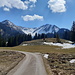 Letzter Blick von der Alpstrasse zurück zu Tschipparälle- (rechts) und Steischlaghore (links). Rechts in der Mitte die untersten Schneeflecken