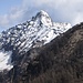 Il Poncione Rosso (m 2.505), che sovrasta gli alti pascoli dell’Alpe Fumegna in fondo alla Val Pincascia: bella montagna !