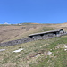 <b>Sostra Generoso (1380 m).<br />È una stalla aperta, di uso comunitario, costruita con i contributi dei proprietari degli alpeggi del versante meridionale del Monte Generoso, utilizzata per il ricovero del bestiame in caso di temporali, ma anche per la mungitura.</b>