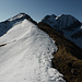 Auf der Schneide des Gurbsgrats Richtung Gipfel, darüber das Cheibehore, rechts Männliflue und Schattigi Schibe