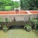 Questo è il Canale Villoresi (ormai di ridotta sezione) che supera il Torrente Molgora con un ponte canale. Ora il passaggio è agevolato dal ponte della pista ciclabile di fianco, ma fino a poco tempo fa si doveva passare sullo stretto muretto …