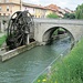 Negli ultimi metri si deve abbandonare il Villoresi ed attraversare Groppello d’Adda, superando il ponte sul Naviglio Martesana per girare poi a sinistra. Presso il ponte (di stile neogotico e costruito con bugnati in ceppo d’Adda) è visibile il Rùdun, una grande ruota idraulica costruita con lo scopo di innalzare le acque del Naviglio a livello stradale per consentire l’irrigazione degli orti e dei giardini dell’antistante villa arcivescovile.