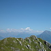 Blick vom Gipfel nach Nordosten. Rechts im Bild der Legnone, höchster Berg am See mit winzigem Schneefeld noch im Hochsommer.