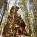 Auf einer Kuppe abseits vom Weg befindet sich ein weiterer Fels, der früher wohl auch als Schanze diente: Die Ostersäule. Dieser Fels ist weglos, aber einfach durch den Wald zu erreichen. 