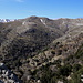 Monte Bruttu - Ausblick am Gipfel. Links der Bildmitte dürfte der Monte Arbu (1.567 m) zu sehen sein. 