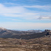 Monte Armario - Ausblick am Gipfel, u. a. zum Kamm mit der Punta Sa Pruna (bei Orgosolo). Rechts dürften Monte Fumai und Monte Novo San Giovanni zu sehen sein, die von hier aus praktisch auf einer Linie hintereinander liegen.