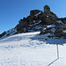 <b>Deposito sci a 2872 m.<br />L’aria è tersa e il vento è più sostenuto che a quote inferiori. Per evitare brutte sorprese ancoro gli sci nella fessura di una roccia e affronto la breve arrampicata finale con la piccozza e un bastoncino. </b>