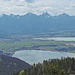 Über Bannwald- und Forggensee schaut man in die Tannheimer Berge (Zoom).