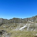 la lunga crestaa che collega il monte Macina a sx all'antecima del monte Sella a dx,vista salendo il monte Fiocca lungo la cresta nordovest