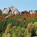 Über den herbstlich verfärbten Wäldern ragt der Felszahn der Cima di Provinaccio (1636 m) auf.
