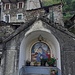 Cappelletta a Curiglia che segna il bivio: via Cà del Sass o via Sarona. Entrambe le vie conducono ad Alpone.