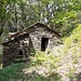 Gruppo di baite sparse sotto Cà del Sass, poco fuori dal sentiero principale. 