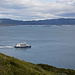 Ausblick auf den Beagle Channel. Ein Tourismusschiff fährt gerade Richtung Ushuaia. Im Hintergrund sieht man Chile.