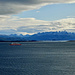 Blick auf den Beagle Channel. Ein Schiff fährt gerade Richtung Antarktis. Im Hintergrund sieht man Chile.<br />