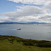 Ausblick auf den Beagle Channel. Ein Tourismusschiff fährt gerade Richtung Ushuaia. Im Hintergrund sieht man Chile.
