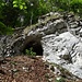 eine markante Höhle am Steig