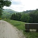 Rückblick, bevor ich in den Wald eintrete, mit schön platzierter Aussichtsbank.