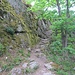 Auf den Lautenfelsen führt ein Steig. Außerhalb darf man den Felsen nicht betreten, da er unter Naturschutz steht.