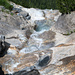 Vorne an der Kante beginnt der Wasserfall