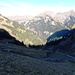 Auf der Rippe, auf der zwei Jägerstände stehen, steigt man hinunter zum Weg. Dann nach links zur Lauba-Alpe.