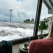 Madame bekommt einen warmen Platz am Panoramafenster der Grindehütte, ich glühe die Kamera vor und setze die Kapuze auf.