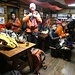 Aufbruchstimmung - und Warten, bis sich der Regen verzieht ...<br />rechts Fernando und Sacha (in orange)