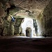 Eindrucksvoll sind besonders die zahlreichen in den Felsen gehauenen Gänge und Räume. [