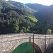 Der Pegel des Lago di San Domenico war offenbar eines Tages zu hoch für die Brücke - also hat man eine neue darüber gebaut.