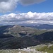 Im Osten: Die Majella-Gruppe, mit knapp 2800 m der zweithöchste Gebirgsstock im Apennin. Der höchste ist rund 50 km weiter nördlich (Gran Sasso mit dem Corno Grande 2912 m).