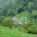 Sotto di noi il rifugio Murelli, con molta gente