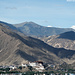Vue de la ville de Lhasa depuis le chemin montant à Sera Utse. La ville s'est tellement modernisée ces dernères années qu'il est malheureusement devenu difficile d'obtenir une vue bien dégagée (sans buildings) du Potala
