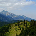 Blick übers grüne Bremeneck zur Klammspitze, bei der noch letzte Schneefelder liegen.