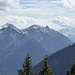 Zoom zum Estergebirge, rechts dahinter die Zugspitze