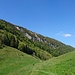 Links führt der Wanderweg hoch zum Berggasthaus Oberes Brüggli.