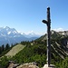 Der Vordere Ziegspitz ist erreicht. Auf der Wiesenfläche erkennt man den Pfad, der unterhalb des Gipfels entlang läuft. Vor dieser Querung geht auf der nördlichen Seite eine Pfadspur zum Gipfel hinauf. Von der Querung direkt zum Gipfel hochzusteigen ist zu steil. 