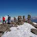 Gipfelsteinmannli mit coronakonformem Abstand > 2m