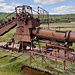 Draga Aurifera: Eine verlassene Maschine aus dem Anfang des 20. Jahrhunderts. Zu dieser Zeit gab es einen grossen Goldrush im chilenischen Teil von Tierra del Fuego. Diese mit Dampf betriebene Maschine stammt aus dieser Zeit und wurde nach dem Ende des Goldrushes zurückgelassen.