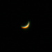 Die Venus erfreute uns diesen Frühling als Abenstern. Ende Mai neigt sich diese Zeit ihrem Ende zu, am 3. Juni wird sie in Sonnennähe vorbeiziehen und dann zum Morgenstern werden. Am 21. Mai war es noch nicht soweit und die bereits sehr ausgeprägte Sichelform war in der Abenddämmerung gut zu sehen. (Okularprojektion durch 600 mm Teleobjektiv)