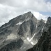<b>Pizzo Pesciora (3120 m) e Passo dei Sabbioni (2993 m)</b>.<br />Impressionante è il Passo dei Sabbioni (2995 m): un valico alpinistico che collega la Gerental con la Val Bedretto. Sul suo lato orientale spiccano due lunghi e ripidissimi canaloni nevosi. Immagino che per percorrerli occorrano ramponi e imbragatura.