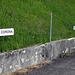 Reservierte Parkplätze, vermutlich mit den Namen von Ferienhäusern. Das linke Schild freut sich vermutlich über mehr Beachtung denn je.