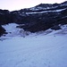 Frühmorgendlicher Blick vom Laggingletscher zum Gipfel. Die Route zieht ins linke, obere Ende vom Kar und dann weiter nach links auf den Grat. Diesem folgend gelangt man auf den Gipfel. 